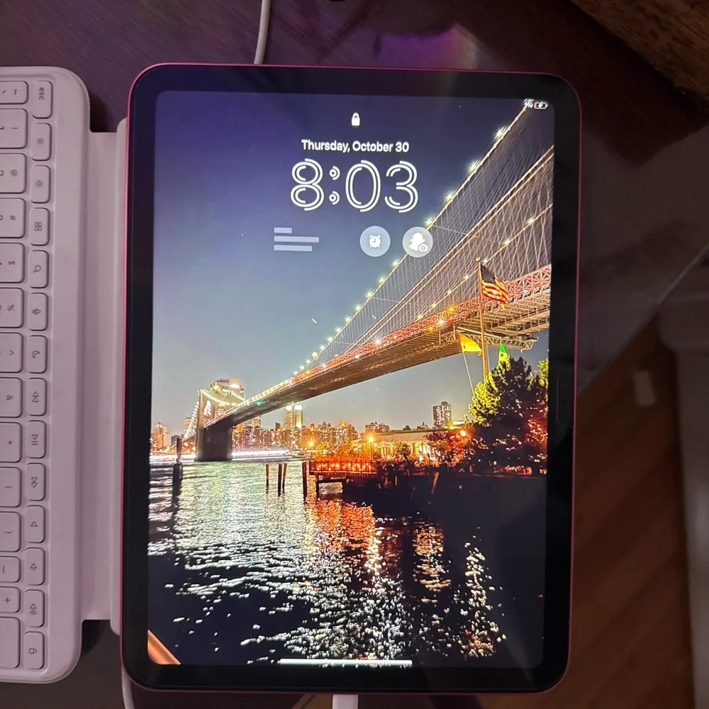 Apple Tablet in Pink with folio keyboard case and usbc Apple Pencil